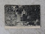 une photo en noir et blanc d'un homme debout dans les bois