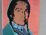 une image représentant un livre sur lequel figure le portrait d'une femme autochtone