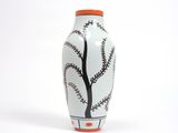 un vase blanc orné d'un arbre sur fond blanc