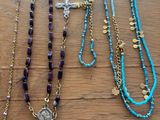 une table sur laquelle sont disposés de nombreux bijoux de toutes sortes