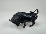 figurine représentant un taureau noir sur fond blanc