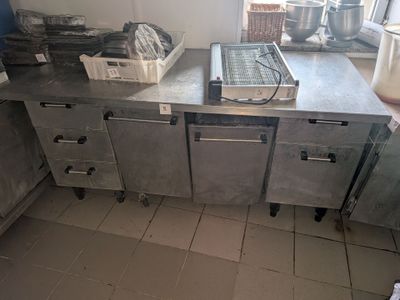 un ordinateur portable posé sur le plan de travail d'une cuisine