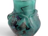 un vase vert orné d'un motif