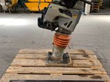 Moteur « Mercierr & Co » sur une palette dans un entrepôt