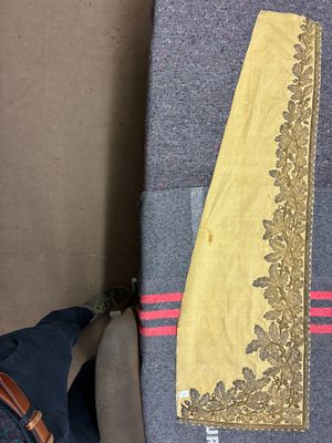 une personne qui coupe un morceau de tissu avec une paire de ciseaux