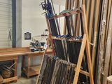 de nombreux skis rangés sur un porte-skis dans la pièce