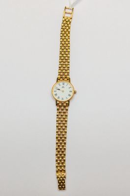 une montre-bracelet en or avec un cadran blanc et un bracelet en or