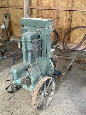 une petite machine qui se trouve dans un garage