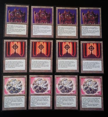 une pile de cartes posées sur une table