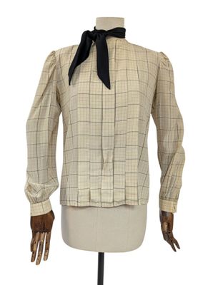 une photo d'un mannequin portant une chemise et un nœud papillon