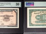 trois types différents de billets de banque exposés dans une vitrine