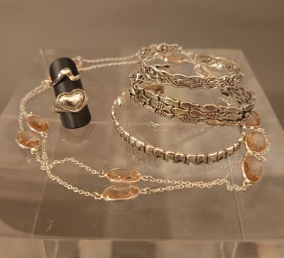 une collection de bijoux exposée dans une vitrine