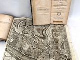 un vieux livre sur lequel figure le plan d'une ville et un livre ouvert sur lequel figure le plan d'une ville