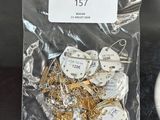 un sac contenant des bijoux en or et en argent posé sur une table