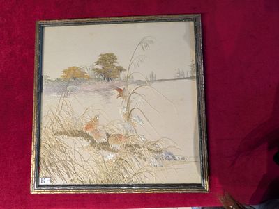 Broderie sur soie, décor aux oiseaux et végétaux en bord de …