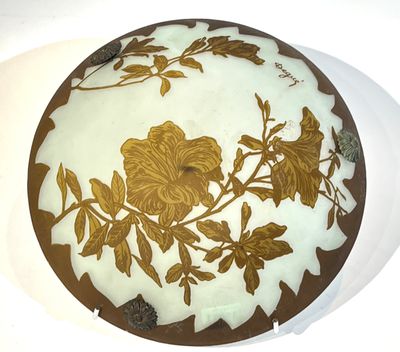 un gâteau décoré de fleurs dorées