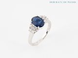 bague en saphir bleu et diamant sur fond blanc