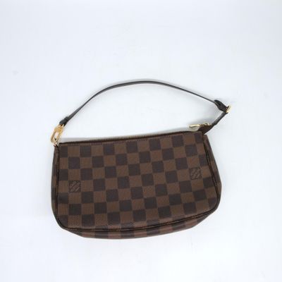 un sac à main à carreaux marron et noirs sur un fond blanc