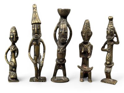 cinq figurines en bronze de formes et de tailles différentes posées sur une surface blanche