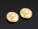 une paire de boucles d'oreilles en or et perles