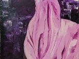 tableau représentant une femme portant un foulard rose, debout devant un immeuble