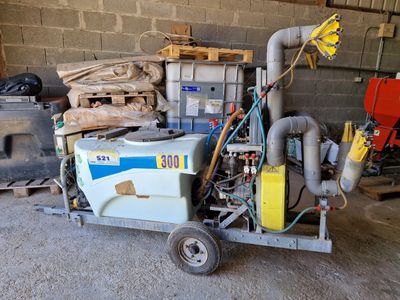 une petite machine qui se trouve dans le garage
