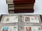 un grand nombre de livres posés sur une table
