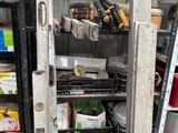 de nombreux outils et ustensiles rangés sur les étagères du garage
