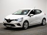 la voiture blanche est garée dans une pièce au sol en damier