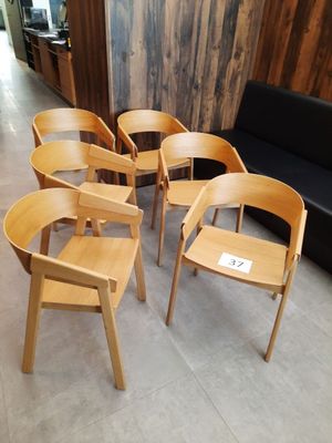 six chaises et un canapé dans une pièce aux murs en bois