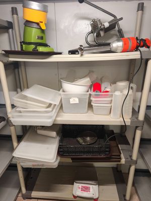 une étagère sur laquelle se trouvent de nombreux objets différents