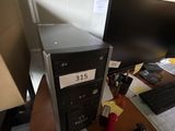 un ordinateur de bureau posé sur un bureau, à côté d'un écran d'ordinateur