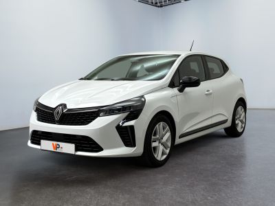 Une voiture blanche est garée dans une pièce équipée d'un ventilateur de plafond