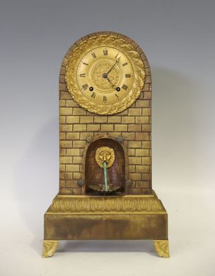 une horloge posée sur une table