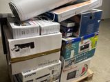 une pile de cartons et un rouleau de papier posés sur une palette