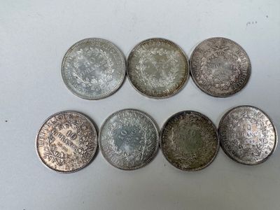 six types de pièces différents posés sur une surface blanche