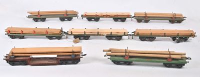 de nombreux types différents de wagons en bois sur les voies