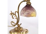 une lampe de table ancienne en laiton avec un abat-jour en verre rose