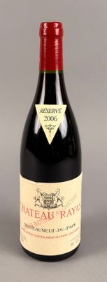 une bouteille de vin posée sur une table