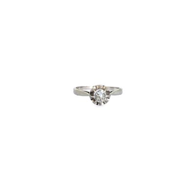gros plan d'une bague en diamant sur fond blanc