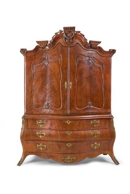 une image représentant une armoire en bois ornée de sculptures