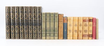 les livres sont alignés sur une surface blanche