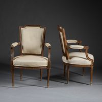 Paire de fauteuils à dossier chapeau de gendarme en noyer mo… (photo 5)