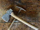 deux marteaux et un marteau sur un plancher en bois