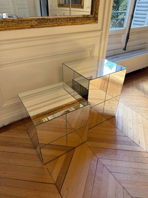une table en verre sur laquelle est posé un miroir, dans un coin de la pièce