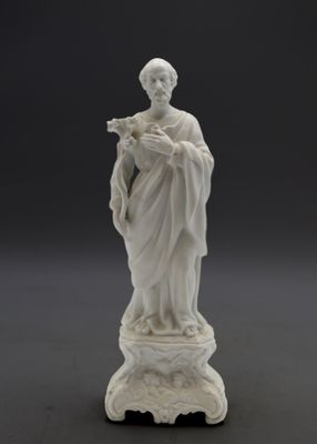 une statue blanche représentant une femme tenant un oiseau, posée sur un socle