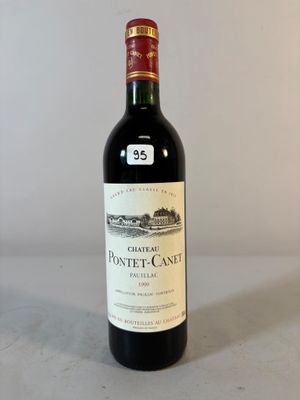 une bouteille de vin posée sur une table