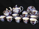 de nombreuses tasses et soucoupes posées sur une table
