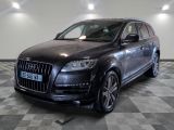 une photo d'un SUV Audi noir garé dans un showroom