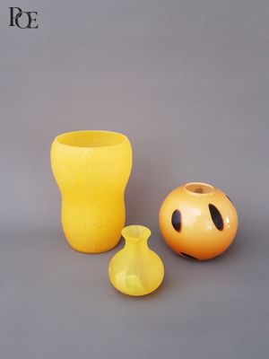un vase jaune et un autre vase jaune placés l'un à côté de l'autre